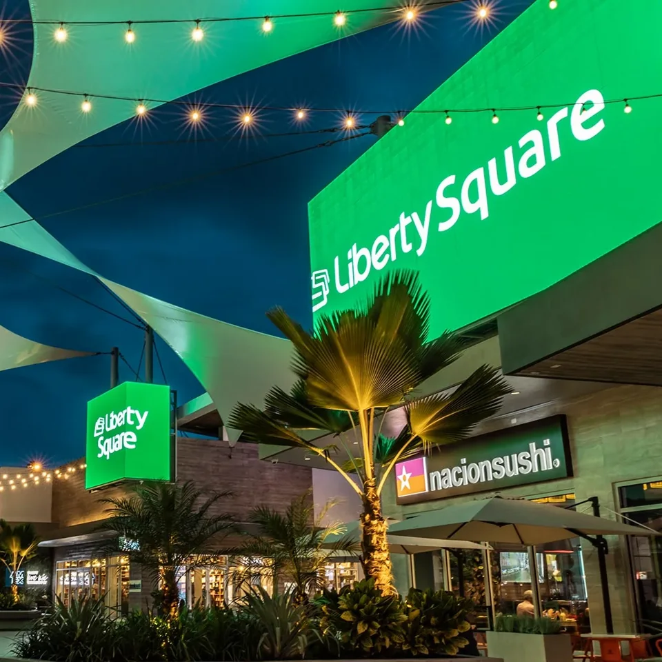 Rótulo de Liberty Square en el centro comercial San Patricio.