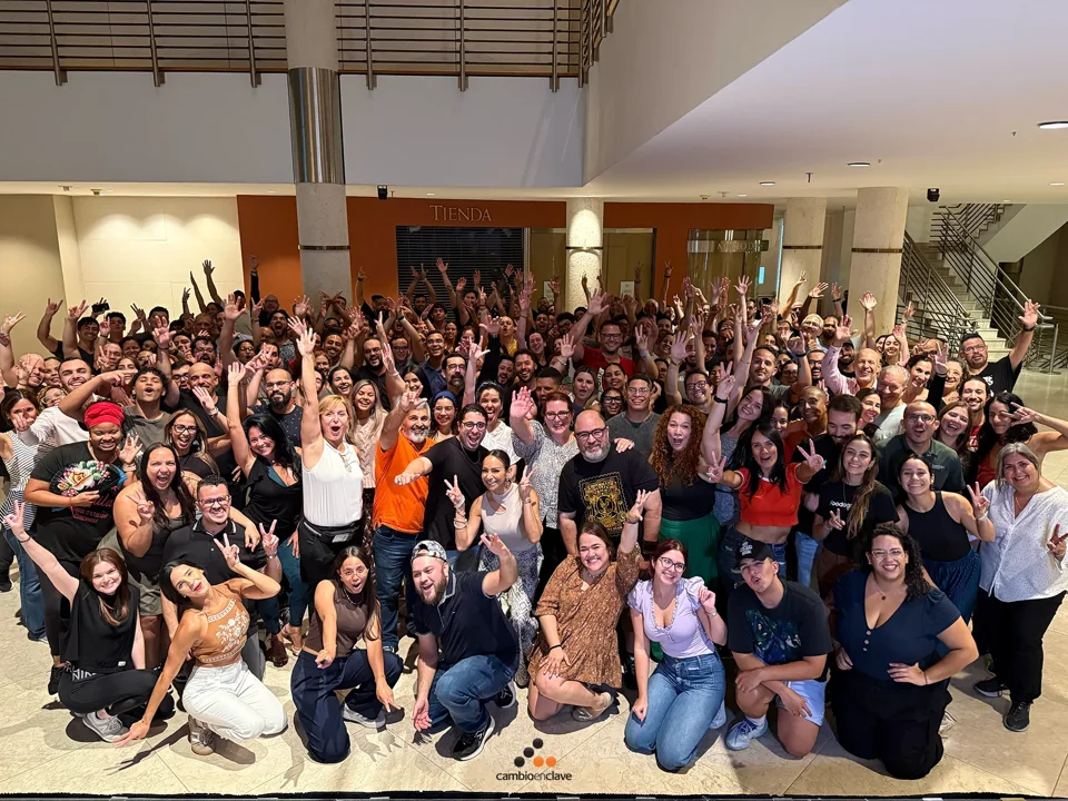 Grupo de estudiantes de Cambio en Clave en una fotografía de archivo del Choliseo.