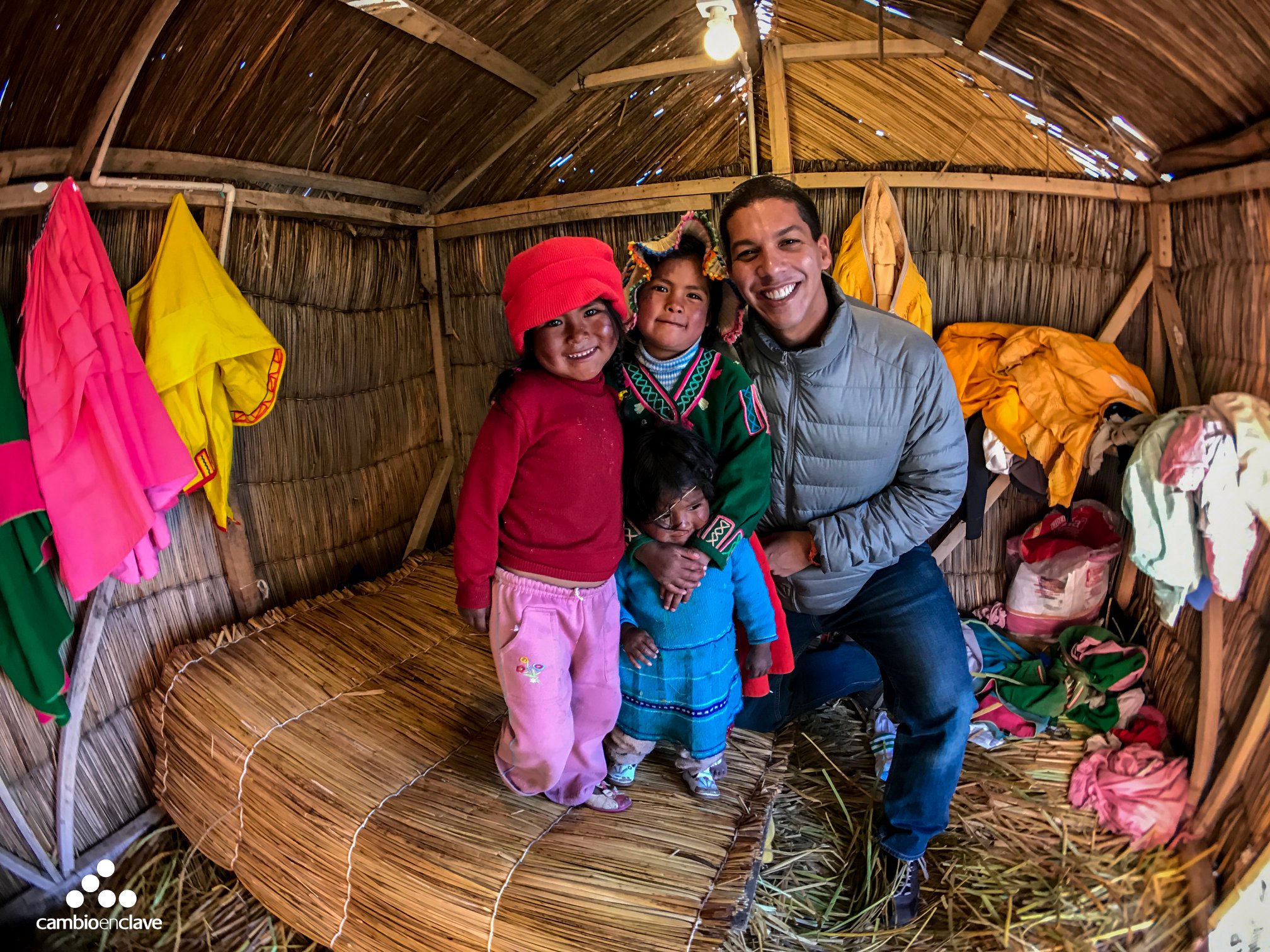 Nuestro director Rafa Cancel en las islas Uros del Lago Titicaca