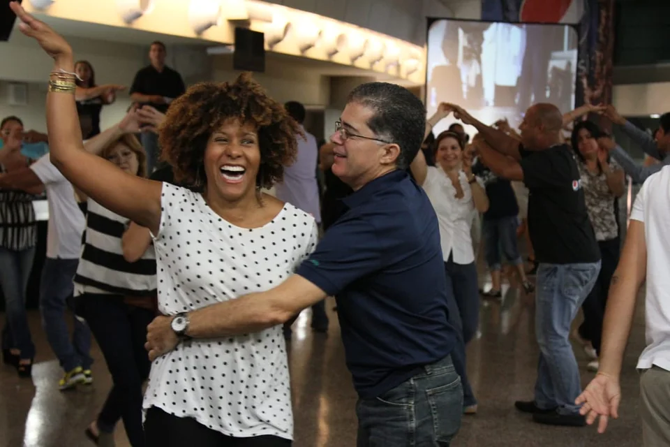 Una pareja comparte un baile en una actividad de Cambio en Clave